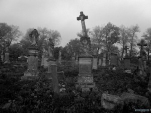Чувственный секс с зомби на кладбище